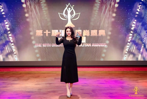 安婷荣获第十届华美风尚盛典“年度风尚教育杰出贡献人物”和“年度风尚优雅女神奖”(图1)