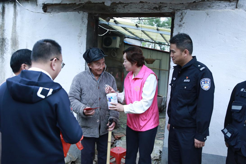 驻村工作队联动公益力量 90 罐爱心奶粉情暖双桠村老人(图6) 驻村工作队联动公益力量 90 罐爱心奶粉情暖双桠村老人(图6)