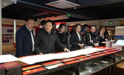 “吉林大学马克思主义学院基层党建调研实践基地”揭牌仪式在白山方大集团吉林省酒文化博物馆举行(图4) “吉林大学马克思主义学院基层党建调研实践基地”揭牌仪式在白山方大集团吉林省酒文化博物馆举行(图4)