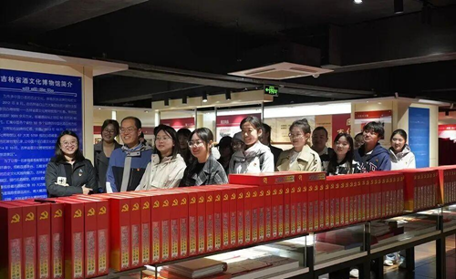 “吉林大学马克思主义学院基层党建调研实践基地”揭牌仪式在白山方大集团吉林省酒文化博物馆举行(图6) “吉林大学马克思主义学院基层党建调研实践基地”揭牌仪式在白山方大集团吉林省酒文化博物馆举行(图6)