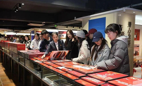 “吉林大学马克思主义学院基层党建调研实践基地”揭牌仪式在白山方大集团吉林省酒文化博物馆举行(图7) “吉林大学马克思主义学院基层党建调研实践基地”揭牌仪式在白山方大集团吉林省酒文化博物馆举行(图7)