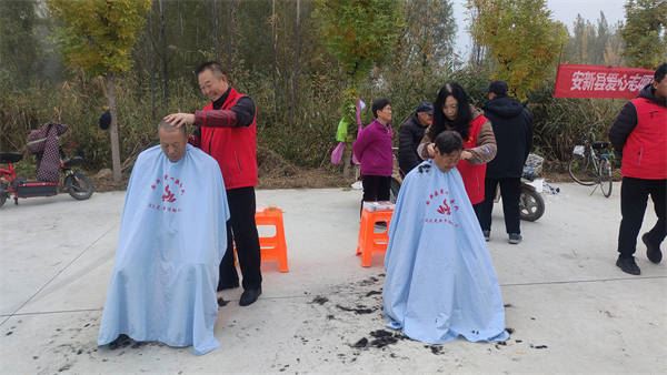 小张庄举办“爱在夕阳、新风传扬”文艺汇演,谱写乡风文明新篇章(图2) 小张庄举办“爱在夕阳、新风传扬”文艺汇演,谱写乡风文明新篇章(图2)