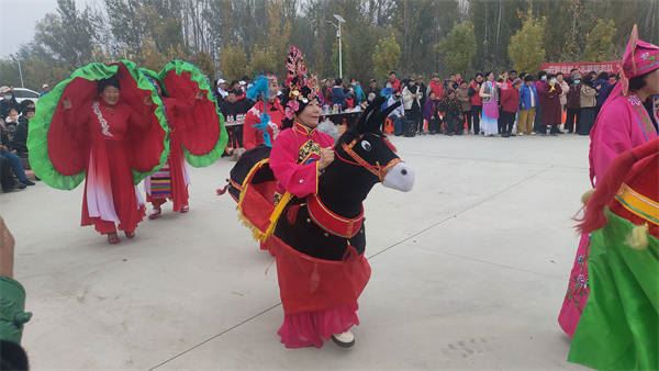小张庄举办“爱在夕阳、新风传扬”文艺汇演,谱写乡风文明新篇章(图12) 小张庄举办“爱在夕阳、新风传扬”文艺汇演,谱写乡风文明新篇章(图12)