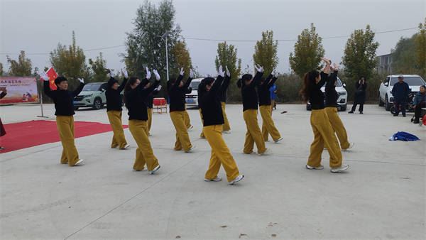 小张庄举办“爱在夕阳、新风传扬”文艺汇演,谱写乡风文明新篇章(图16) 小张庄举办“爱在夕阳、新风传扬”文艺汇演,谱写乡风文明新篇章(图16)