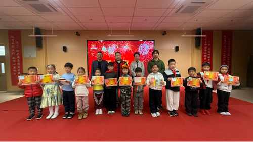 旗帜少年阅读名家进校园公益大讲堂在雄安长丰小学举办(图4) 旗帜少年阅读名家进校园公益大讲堂在雄安长丰小学举办(图4)