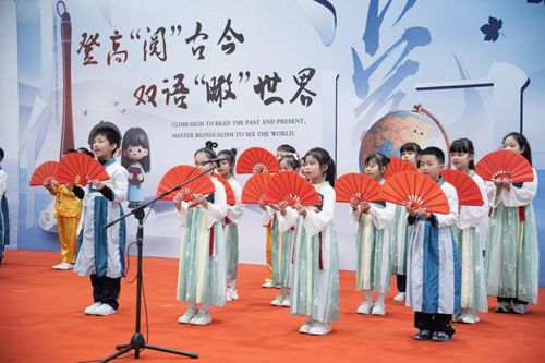 登高“阅”古今,双语“瞰”世界——雄东爱景小学双语阅读节圆满落幕(图6) 登高“阅”古今,双语“瞰”世界——雄东爱景小学双语阅读节圆满落幕(图6)