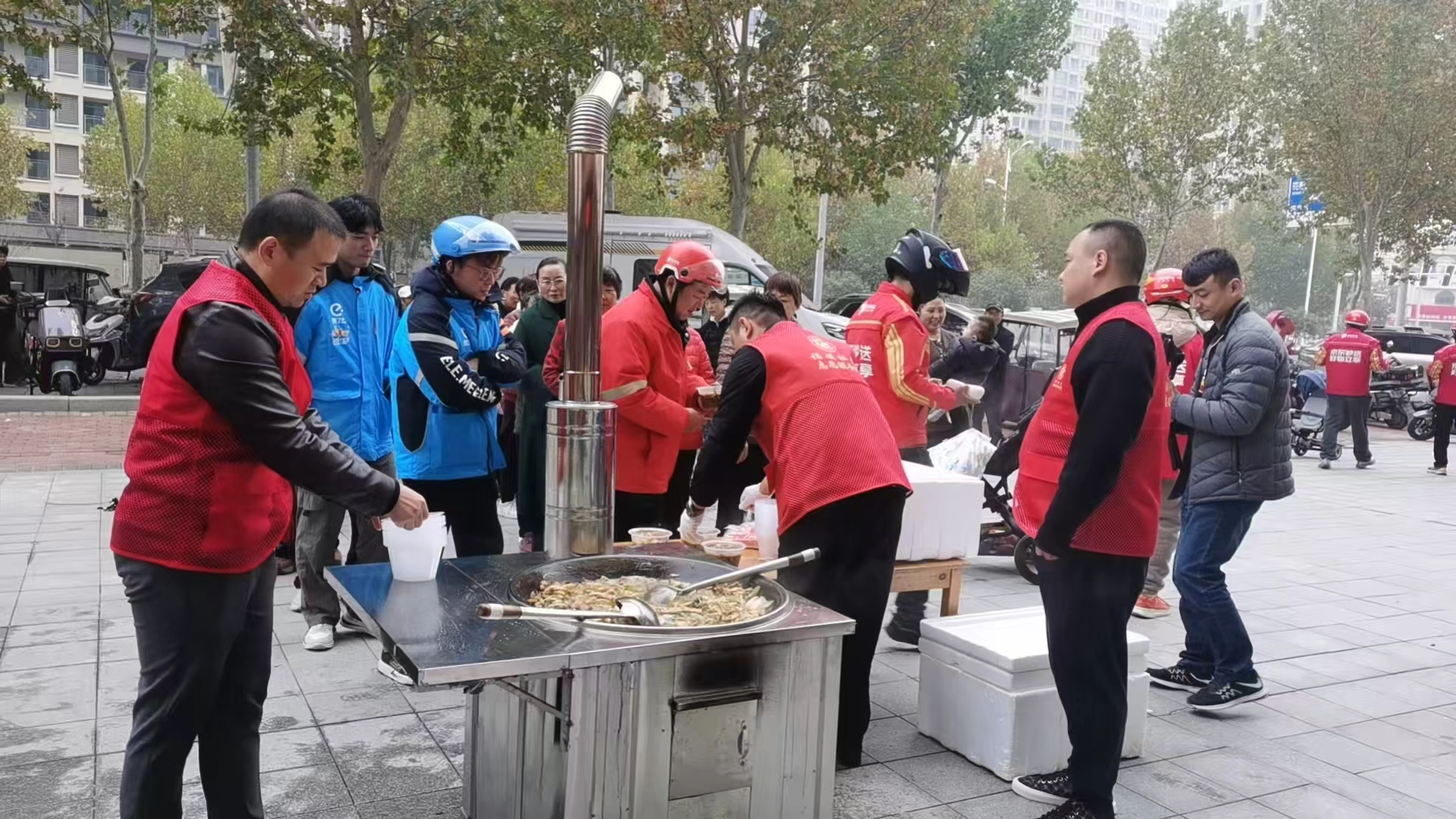 立冬暖“新”！中牟新区为外卖小哥送上冬日“专属关怀”