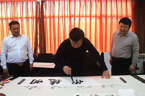 小雪迎墨香 文化润警营——书画名家走进警营共绘警民鱼水情侧记(图2) 小雪迎墨香 文化润警营——书画名家走进警营共绘警民鱼水情侧记(图2)