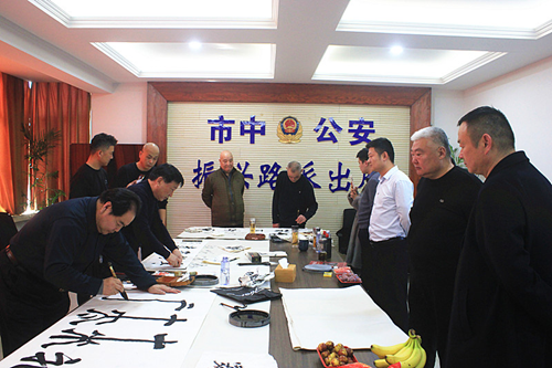小雪迎墨香 文化润警营——书画名家走进警营共绘警民鱼水情侧记(图4) 小雪迎墨香 文化润警营——书画名家走进警营共绘警民鱼水情侧记(图4)