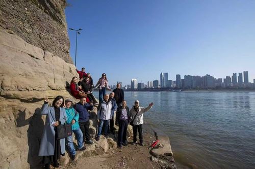 诗汇姜诗溪,联赋新时代——学苑诗联社“采风姜诗溪,弘扬孝善行”联谊活动成功举行(图2) 诗汇姜诗溪,联赋新时代——学苑诗联社“采风姜诗溪,弘扬孝善行”联谊活动成功举行(图2)