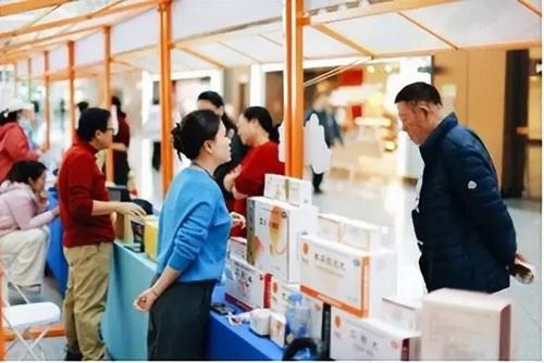 雕版印刻遇陶瓷雅韵,非遗技艺与陶瓷文化邂逅大兴机场(图1) 雕版印刻遇陶瓷雅韵,非遗技艺与陶瓷文化邂逅大兴机场(图1)