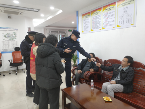 关爱流浪群体，助力返乡(图1)