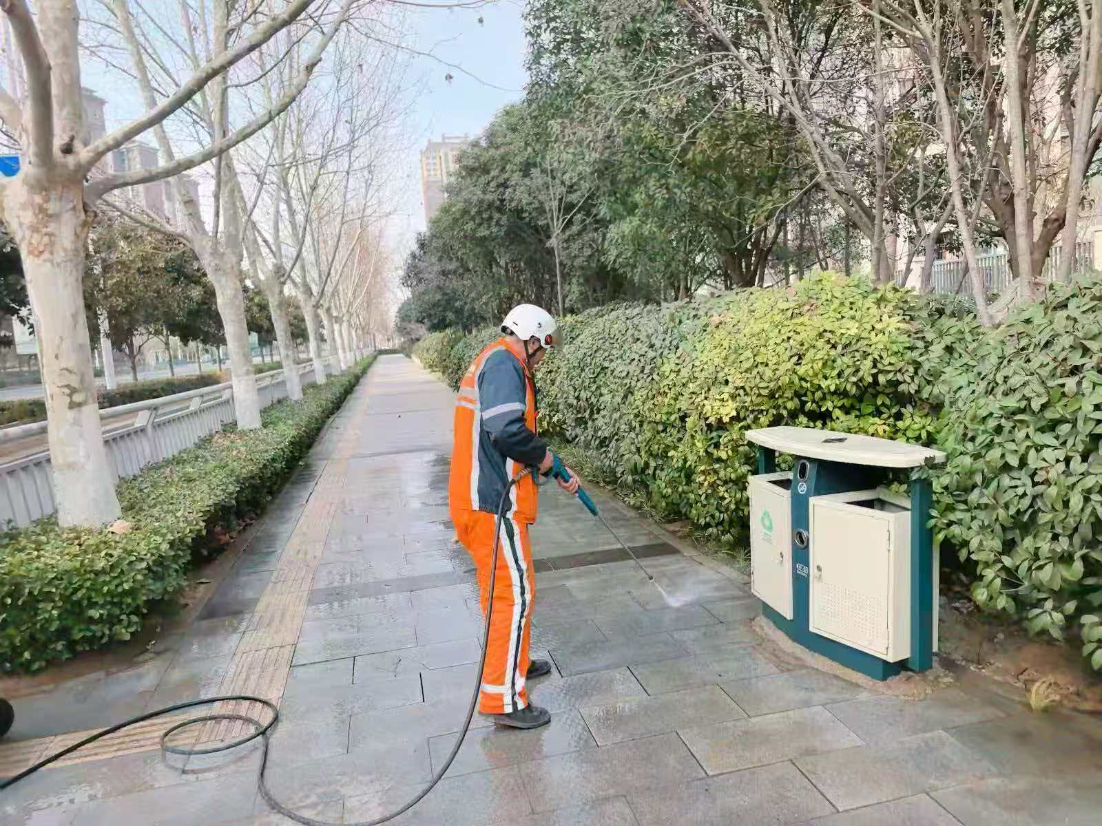 洁净迎新春 市容焕新颜——滨河办事处开展节前人工精细化清扫专项行动