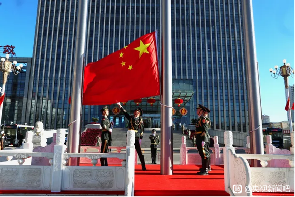 山西晋能控股煤业集团举行升国旗仪式庆祝中华人民共和国成立77周年